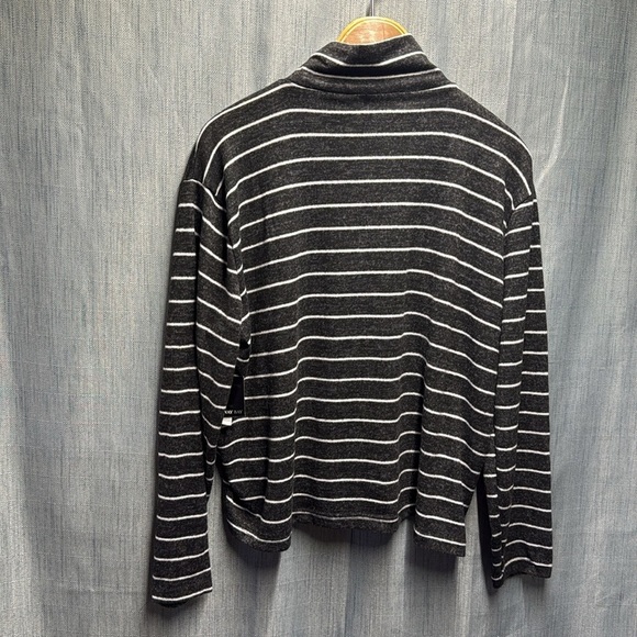 Runaway Bay Striped Black and White light Sweater size XL NWT - Picture 5 of 5